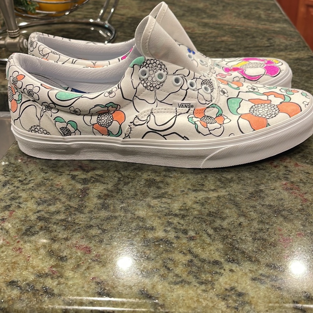 Vans Flower Design Beautiful sneakers size 12. NWOT - Picture 3 of 12